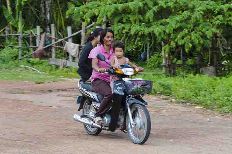 Camboya - mujer y jóvenes en moto - 2012